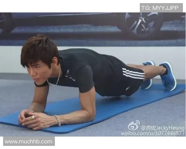 足球明星儿子展现完美腹肌引发热议健身秘诀揭秘 足球明星儿子展现完美腹肌引发热议健身秘诀揭秘